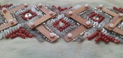 Broderie au crochet Aari sur stries de bois naturel